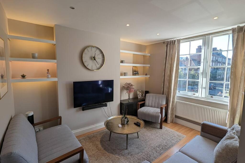 Cosy Flat Steps From Hammersmith Apartment